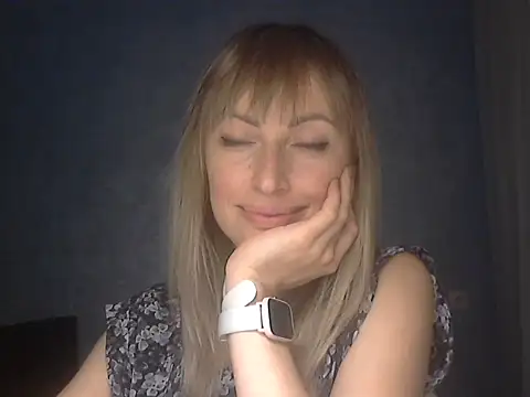 Snapshot of EffectMaya chatting on December 1, 2025, 6:35 pm EffectMaya online show from December 1, 2025, 6:35 pm