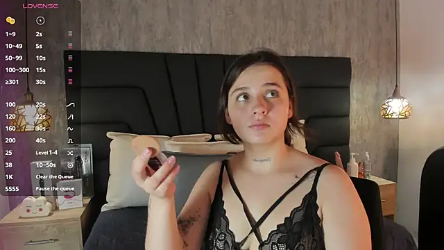 Sabrina Lennox online show from January 28, 2025, 7:32 pm