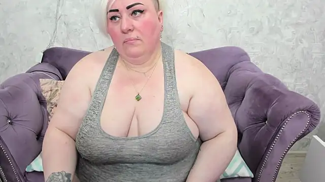 Snapshot of fashiona chatting on February 12, 2025, 9:01 pm fashiona online show from February 12, 2025, 9:01 pm