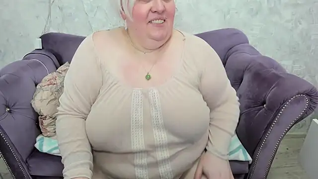 Snapshot of fashiona chatting on February 15, 2025, 6:33 pm fashiona online show from February 15, 2025, 6:33 pm