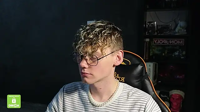 Snapshot of Keytaro chatting on November 28, 2025, 9:23 am Keytaro online show from November 28, 2025, 9:23 am