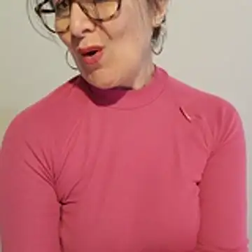 Snapshot of Viola8p chatting on November 4, 2025, 2:27 pm Viola8p online show from November 4, 2025, 2:27 pm