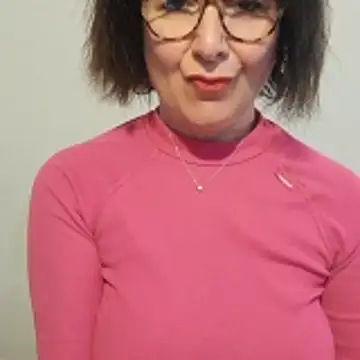 Snapshot of Viola8p chatting on November 17, 2025, 1:50 pm Viola8p online show from November 17, 2025, 1:50 pm