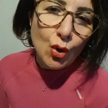 Snapshot of Viola8p chatting on November 28, 2025, 3:25 pm Viola8p online show from November 28, 2025, 3:25 pm