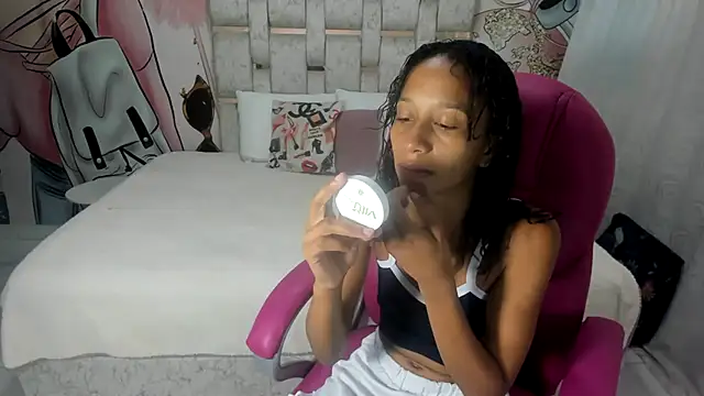 EMMA SWEETT1 online show from January 28, 2025, 12:32 pm