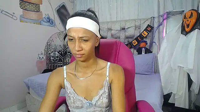 EMMA SWEETT1 online show from October 10, 2025, 12:48 pm