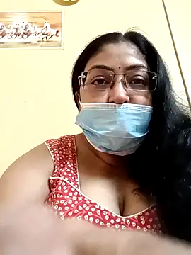 Snapshot of LAVERNIYA_ chatting on December 8, 2024, 5:39 am LAVERNIYA  online show from December 8, 2024, 5:39 am