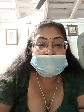 Snapshot of LAVERNIYA_ chatting on February 4, 2025, 6:49 pm LAVERNIYA  online show from February 4, 2025, 6:49 pm