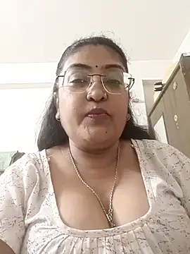 Snapshot of LAVERNIYA_ chatting on September 9, 2025, 12:37 pm LAVERNIYA  online show from September 9, 2025, 12:37 pm