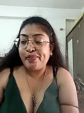 Snapshot of LAVERNIYA_ chatting on September 25, 2025, 5:44 am LAVERNIYA  online show from September 25, 2025, 5:44 am