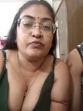 Snapshot of LAVERNIYA_ chatting on October 15, 2025, 6:41 pm LAVERNIYA  online show from October 15, 2025, 6:41 pm