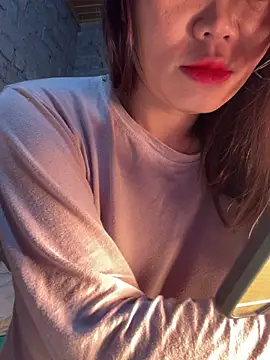 Snapshot of Laura8910 chatting on December 3, 2024, 2:14 am Laura8910 online show from December 3, 2024, 2:14 am