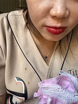 Snapshot of Laura8910 chatting on March 5, 2025, 8:43 am Laura8910 online show from March 5, 2025, 8:43 am