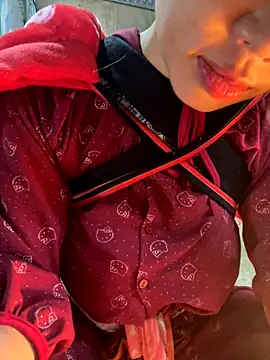 Snapshot of Laura8910 chatting on November 11, 2025, 12:43 am Laura8910 online show from November 11, 2025, 12:43 am