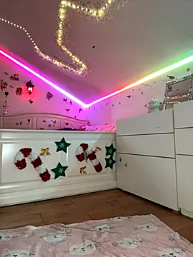 Snapshot of SelenaBee chatting on December 4, 2025, 8:23 am SelenaBee online show from December 4, 2025, 8:23 am