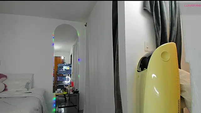 Jordyrodriiguez online show from February 4, 2025, 3:00 am