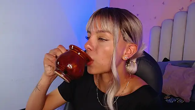 Snapshot of peyton_golden1 chatting on October 2, 2025, 3:35 am peyton golden1 online show from October 2, 2025, 3:35 am