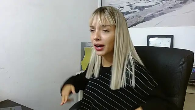 Snapshot of peyton_golden1 chatting on November 21, 2025, 4:00 am peyton golden1 online show from November 21, 2025, 4:00 am