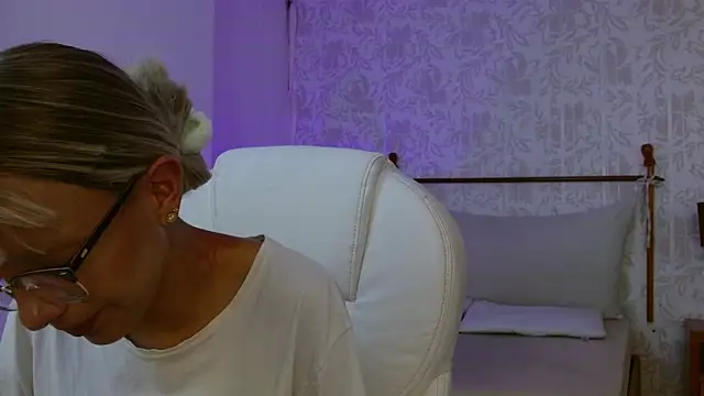 Snapshot of peyton_golden1 chatting on November 30, 2025, 3:43 am peyton golden1 online show from November 30, 2025, 3:43 am