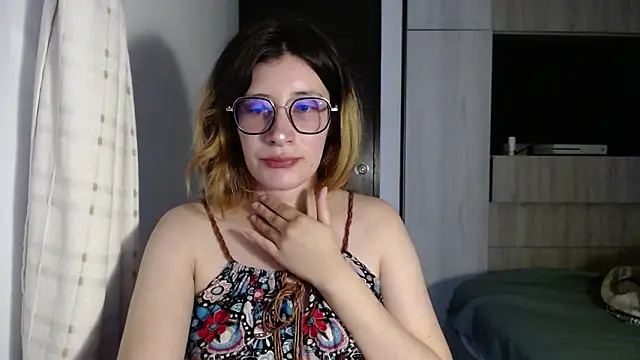 Snapshot of mariana124- chatting on December 13, 2024, 2:38 pm mariana124- online show from December 13, 2024, 2:38 pm