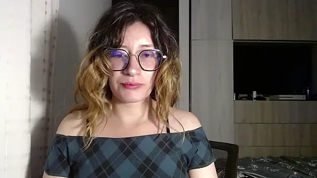 Snapshot of mariana124- chatting on December 20, 2024, 5:40 pm mariana124- online show from December 20, 2024, 5:40 pm