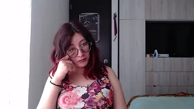 Snapshot of mariana124- chatting on February 12, 2025, 6:51 pm mariana124- online show from February 12, 2025, 6:51 pm