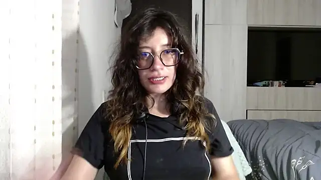 Snapshot of mariana124- chatting on September 18, 2025, 1:40 am mariana124- online show from September 18, 2025, 1:40 am