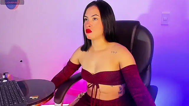 Snapshot of Maya_Bluee chatting on January 20, 2025, 3:37 am Maya Bluee online show from January 20, 2025, 3:37 am