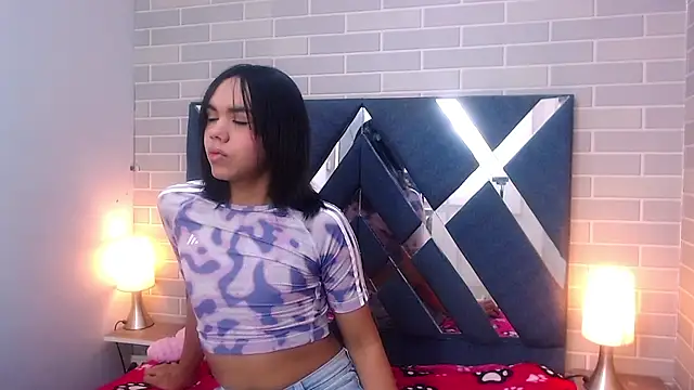 Snapshot of AndreaGil_ chatting on January 24, 2025, 12:41 pm AndreaGil online show from January 24, 2025, 12:41 pm