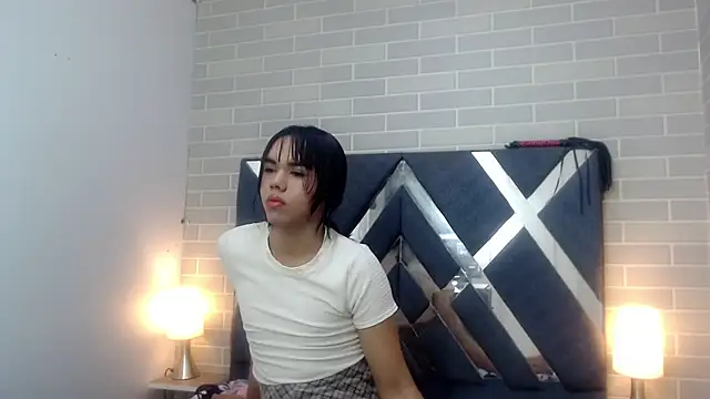 Snapshot of AndreaGil_ chatting on February 5, 2025, 12:27 pm AndreaGil online show from February 5, 2025, 12:27 pm