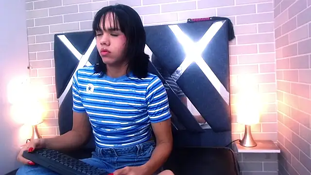 Snapshot of AndreaGil_ chatting on February 18, 2025, 11:00 am AndreaGil online show from February 18, 2025, 11:00 am