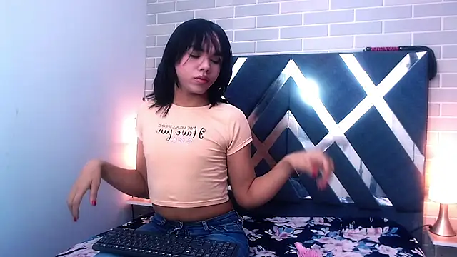 Snapshot of AndreaGil_ chatting on February 24, 2025, 11:32 am AndreaGil online show from February 24, 2025, 11:32 am