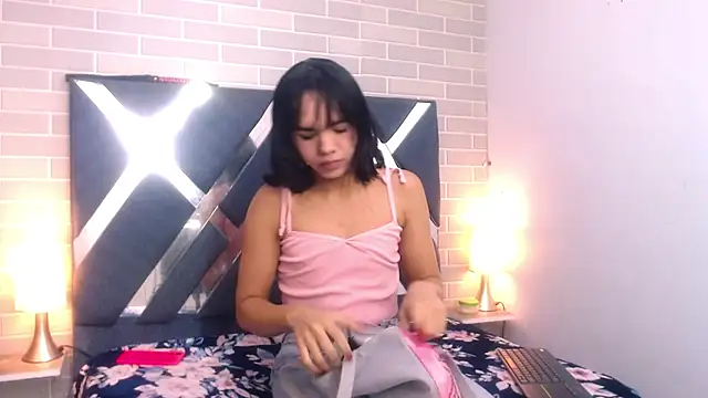 Snapshot of AndreaGil_ chatting on February 25, 2025, 12:13 pm AndreaGil online show from February 25, 2025, 12:13 pm