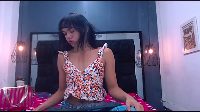 Snapshot of AndreaGil_ chatting on September 12, 2025, 7:14 pm AndreaGil online show from September 12, 2025, 7:14 pm