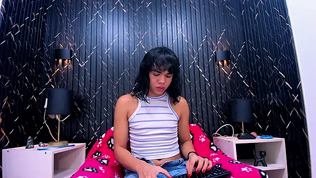 Snapshot of AndreaGil_ chatting on October 10, 2025, 1:21 pm AndreaGil online show from October 10, 2025, 1:21 pm