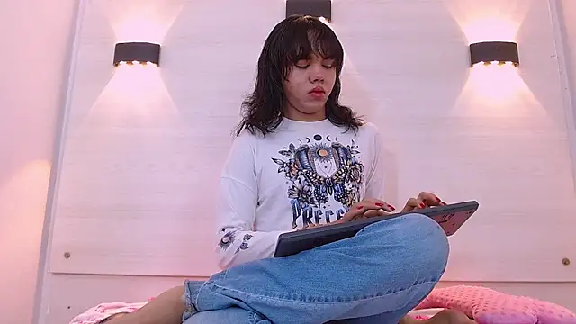 Snapshot of AndreaGil_ chatting on November 8, 2025, 10:48 am AndreaGil online show from November 8, 2025, 10:48 am