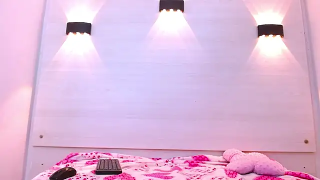 Snapshot of AndreaGil_ chatting on November 11, 2025, 12:05 pm AndreaGil online show from November 11, 2025, 12:05 pm