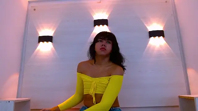 Snapshot of AndreaGil_ chatting on December 14, 2025, 6:23 pm AndreaGil online show from December 14, 2025, 6:23 pm