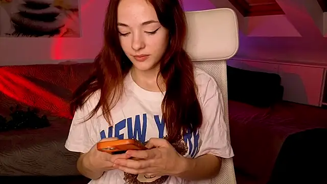 Snapshot of MiaRouge chatting on October 21, 2025, 5:02 pm MiaRouge online show from October 21, 2025, 5:02 pm