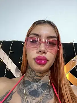 Snapshot of Zaratattoox chatting on November 3, 2025, 3:35 pm Zaratattoox online show from November 3, 2025, 3:35 pm