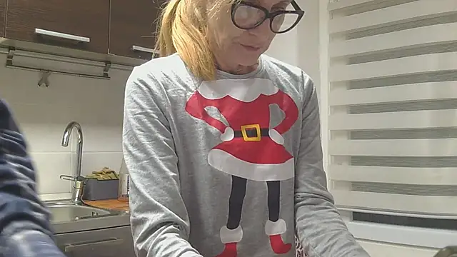 couplemilf2 online show from November 23, 2025, 4:40 pm