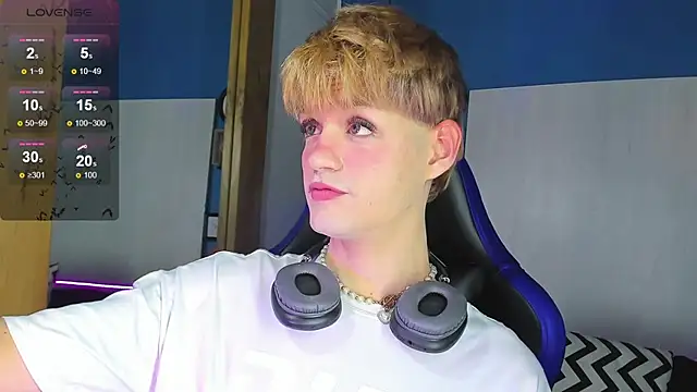 Snapshot of VladHellsing4 chatting on October 23, 2025, 2:27 pm VladHellsing4 online show from October 23, 2025, 2:27 pm