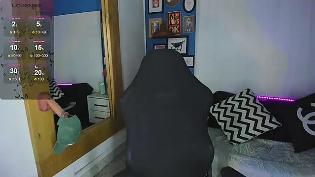 Snapshot of VladHellsing4 chatting on November 8, 2025, 2:39 pm VladHellsing4 online show from November 8, 2025, 2:39 pm