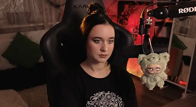 Snapshot of KiraLiLime chatting on November 2, 2025, 5:59 pm KiraLiLime online show from November 2, 2025, 5:59 pm