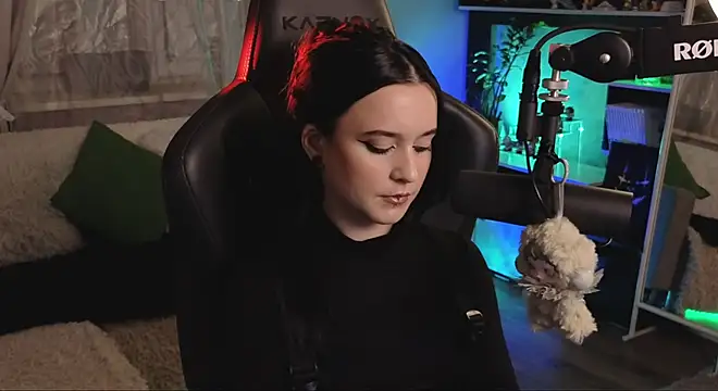 Snapshot of KiraLiLime chatting on November 28, 2025, 4:31 pm KiraLiLime online show from November 28, 2025, 4:31 pm