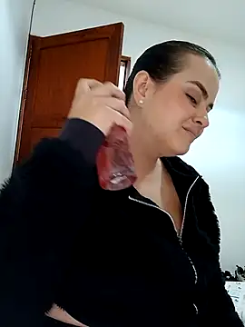 Im Amelia online show from March 12, 2025, 4:46 pm