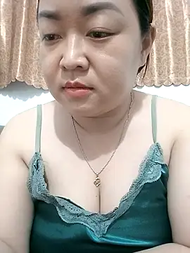 Snapshot of VyOanh2K chatting on October 27, 2025, 2:43 pm VyOanh2K online show from October 27, 2025, 2:43 pm