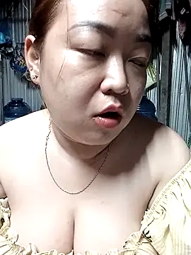 Snapshot of VyOanh2K chatting on November 3, 2025, 3:46 pm VyOanh2K online show from November 3, 2025, 3:46 pm