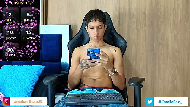 Snapshot of _CamiloBass chatting on November 9, 2025, 7:23 pm CamiloBass online show from November 9, 2025, 7:23 pm