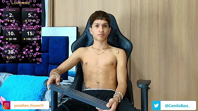 Snapshot of _CamiloBass chatting on November 13, 2025, 12:42 am CamiloBass online show from November 13, 2025, 12:42 am